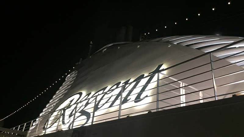 Seven Seas Explorer bij avond