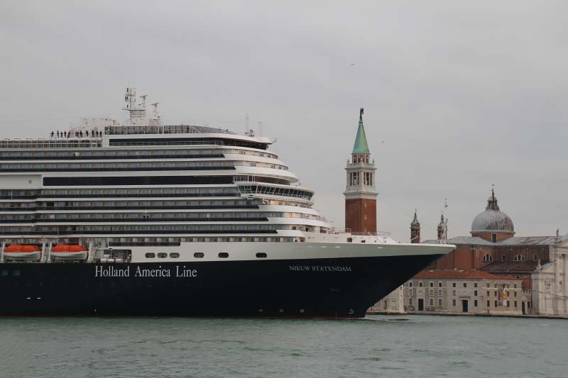 Holland America Line cruiseschip Nieuw Statendam in Venetie