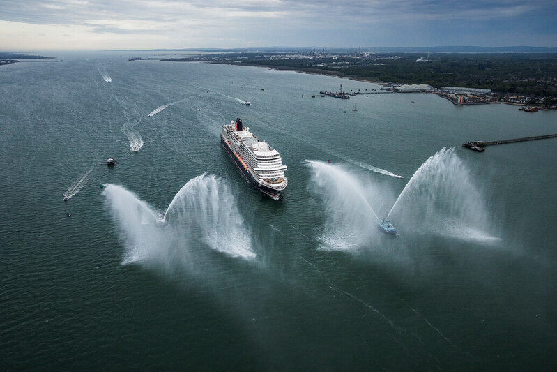 Luchtfoto van Cunard cruise schip Queen Anne