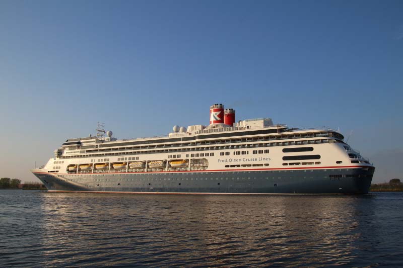 cruiseschip Bolette Fred. Olsen Cruise Lines in het Noordzeekanaal