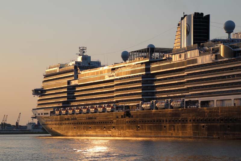 cruiseschip Rotterdam Holland America Line in het Noordzeekanaal