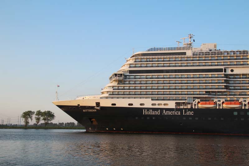 cruiseschip Rotterdam Holland America Line in het Noordzeekanaal