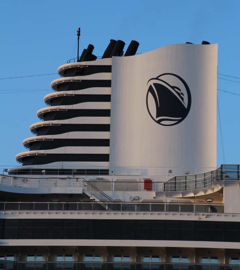 cruiseschip Rotterdam Holland America Line in het Noordzeekanaal