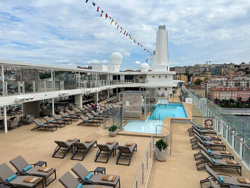 Zwembad en zonnedek op de Silver Nova van Silversea Cruises