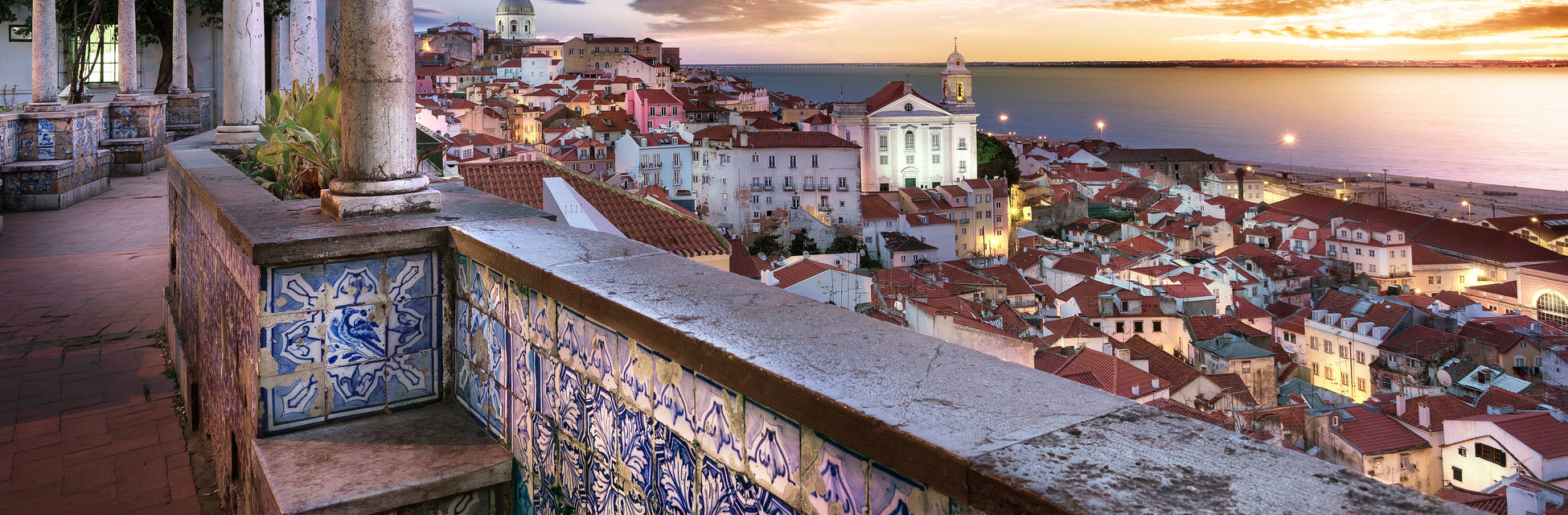 Lissabon-Mirador-de_Santa-Luzia-AdobeStock_79365337.jpg